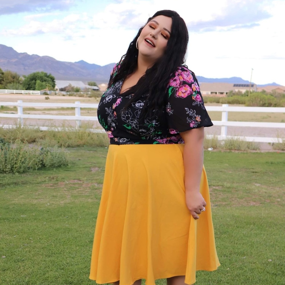 BLACK FLORAL CHIFFON SMOCKED CROP TOP